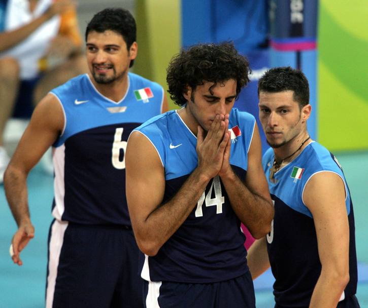 Samuele Papi, Alessandro Fei e Valerio Vermiglio dopo Italia-Brasile, alle Olimpiadi di Atene il 17/8/2004 (REUTERS)